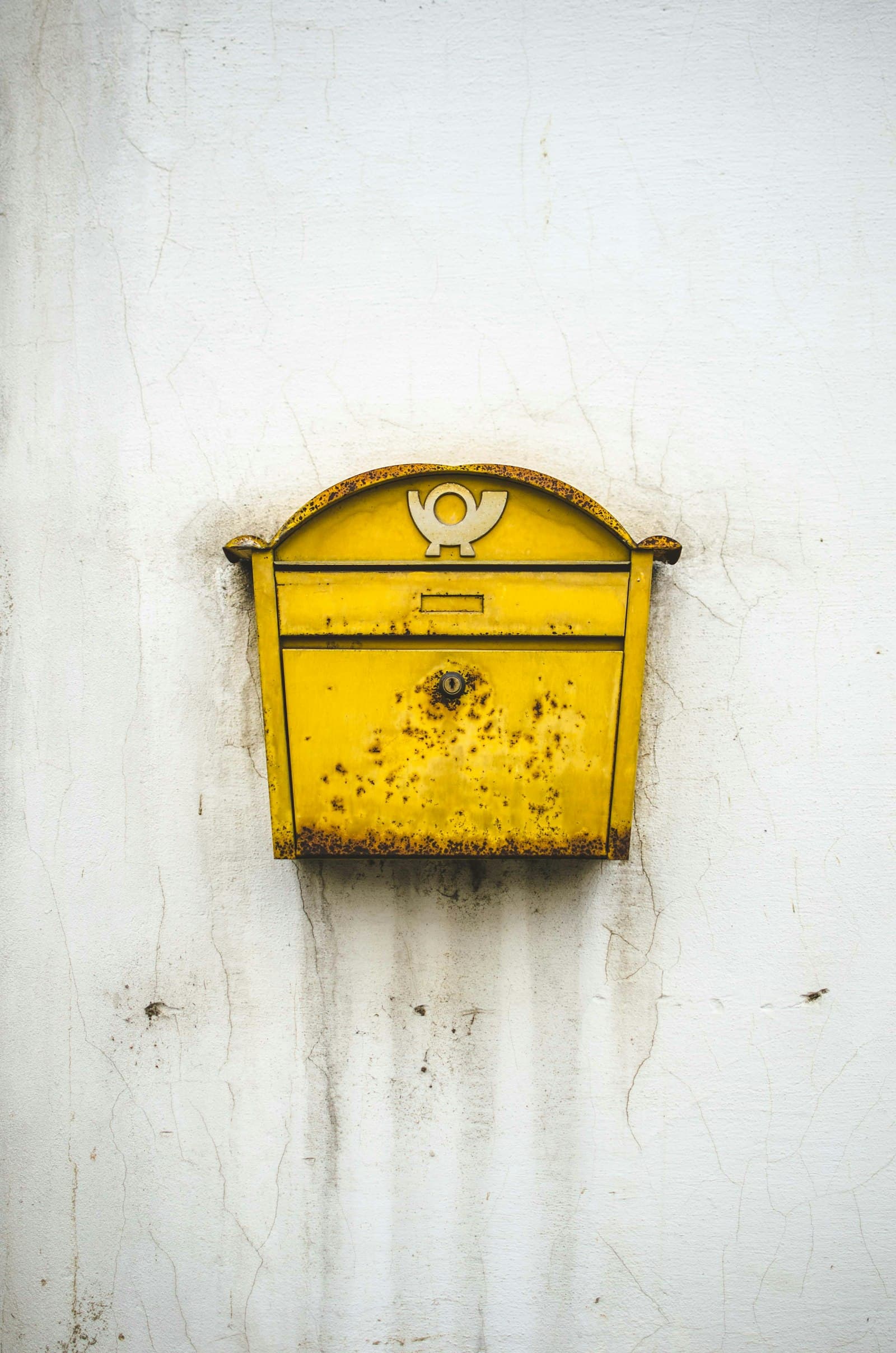 Briefkasten mit eingeworfenen Briefen an einem Hauseingang in Österreich