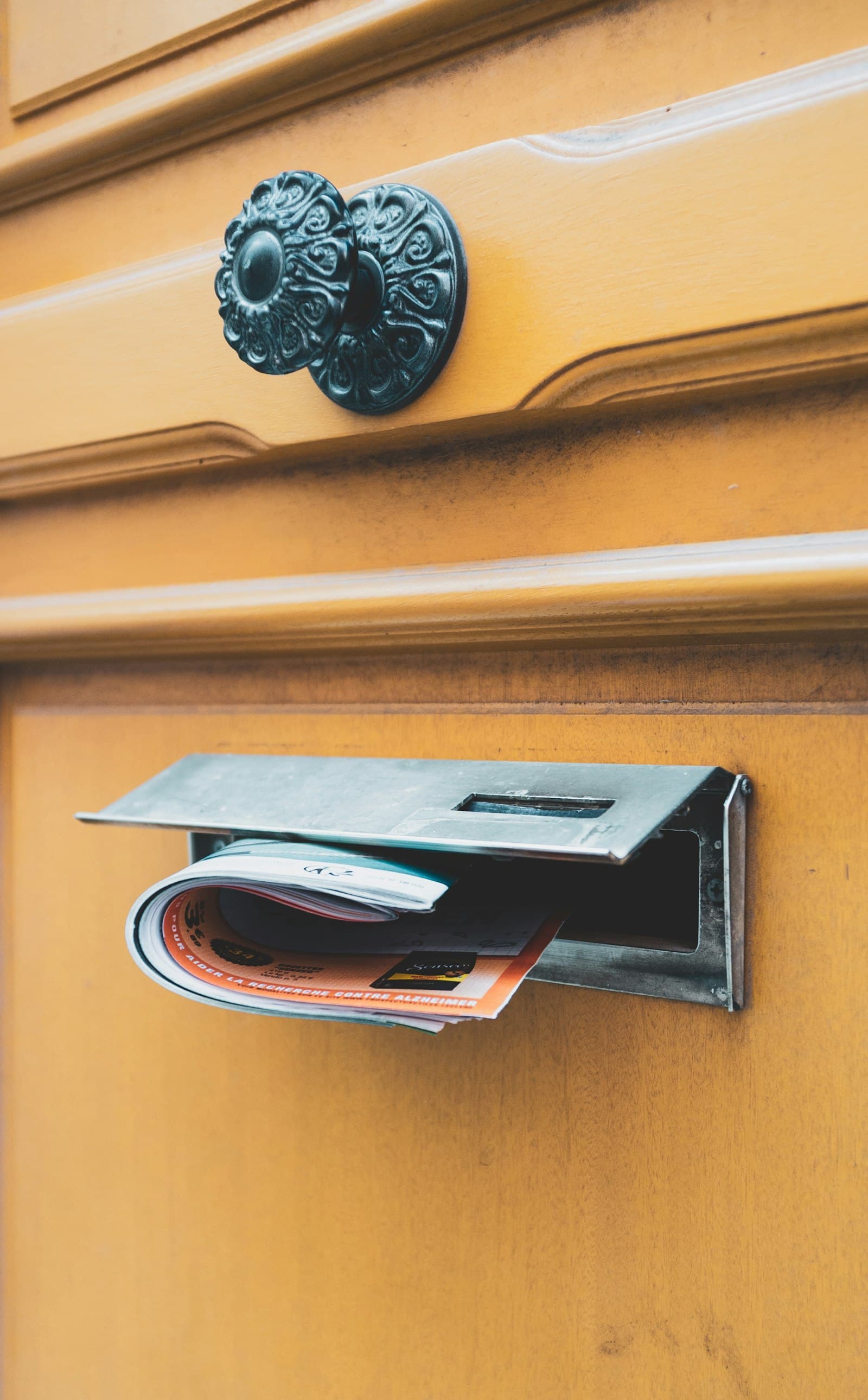 Gelber Briefkasten der Österreichischen Post an einer Hauswand