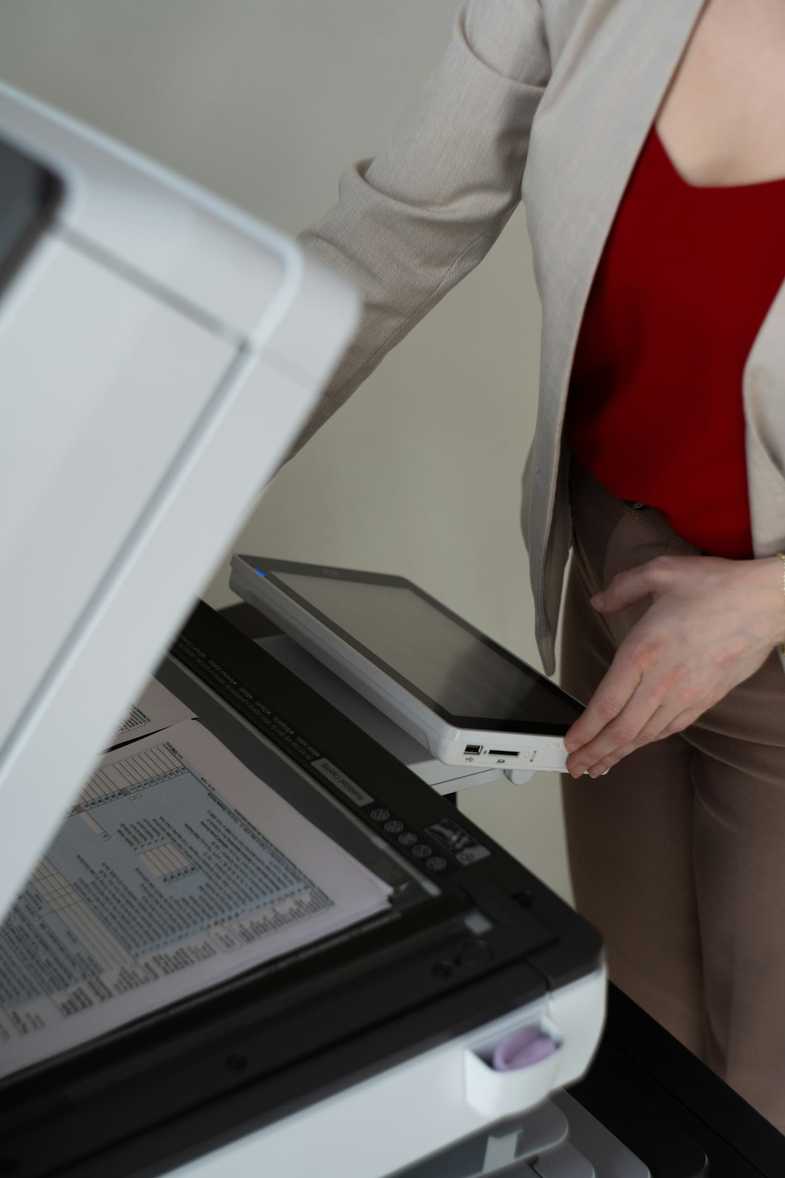 Dokumentenscanner digitalisiert eingehende Geschäftspost