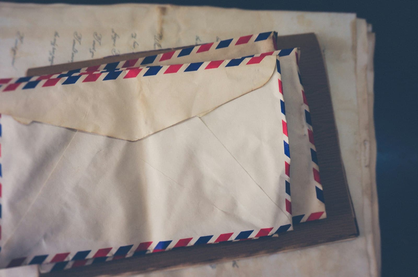 Luftpost-Umschläge mit internationalen Briefmarken auf einem Schreibtisch