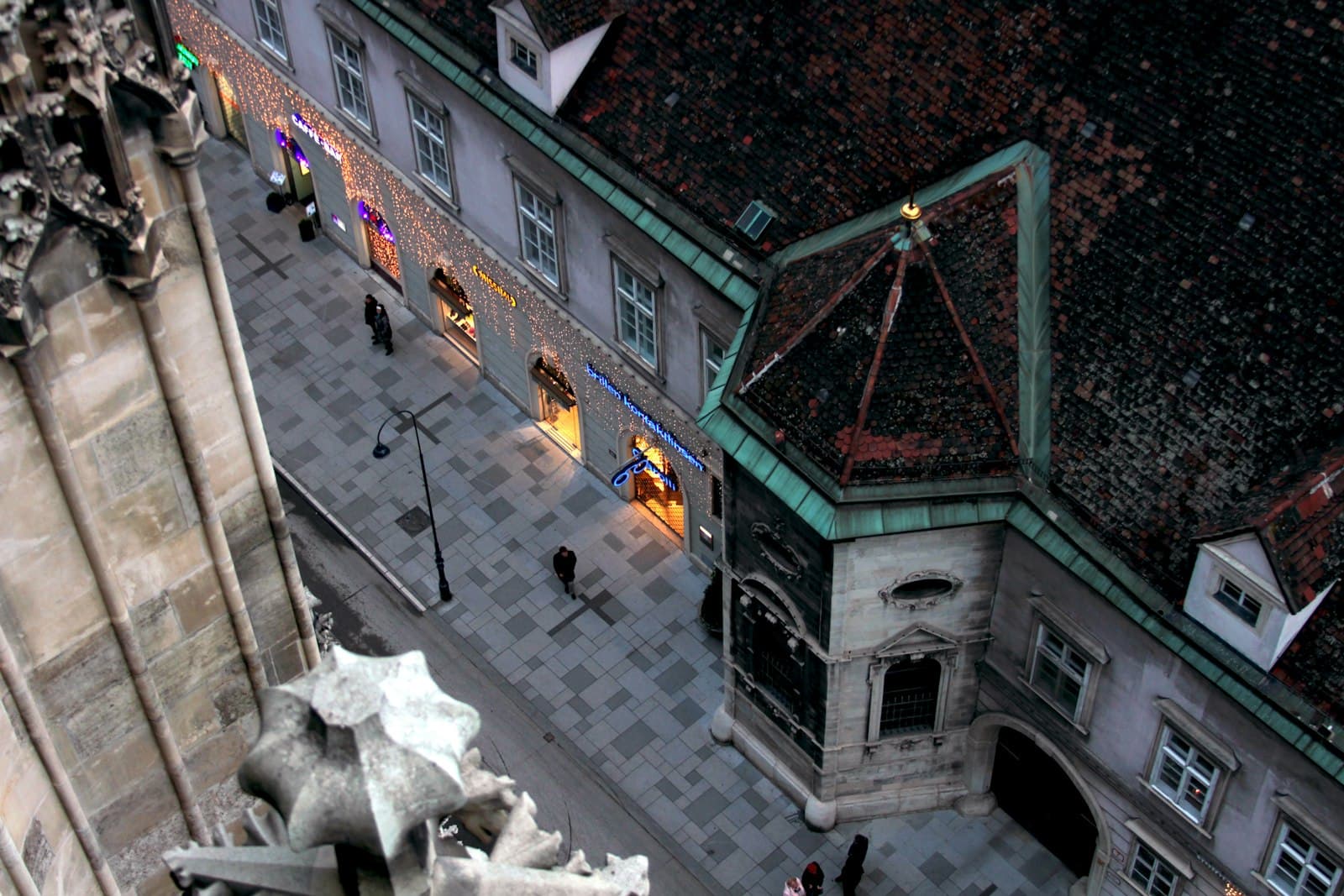 Straße in der Wiener Innenstadt mit Blick Richtung Stephansdom
