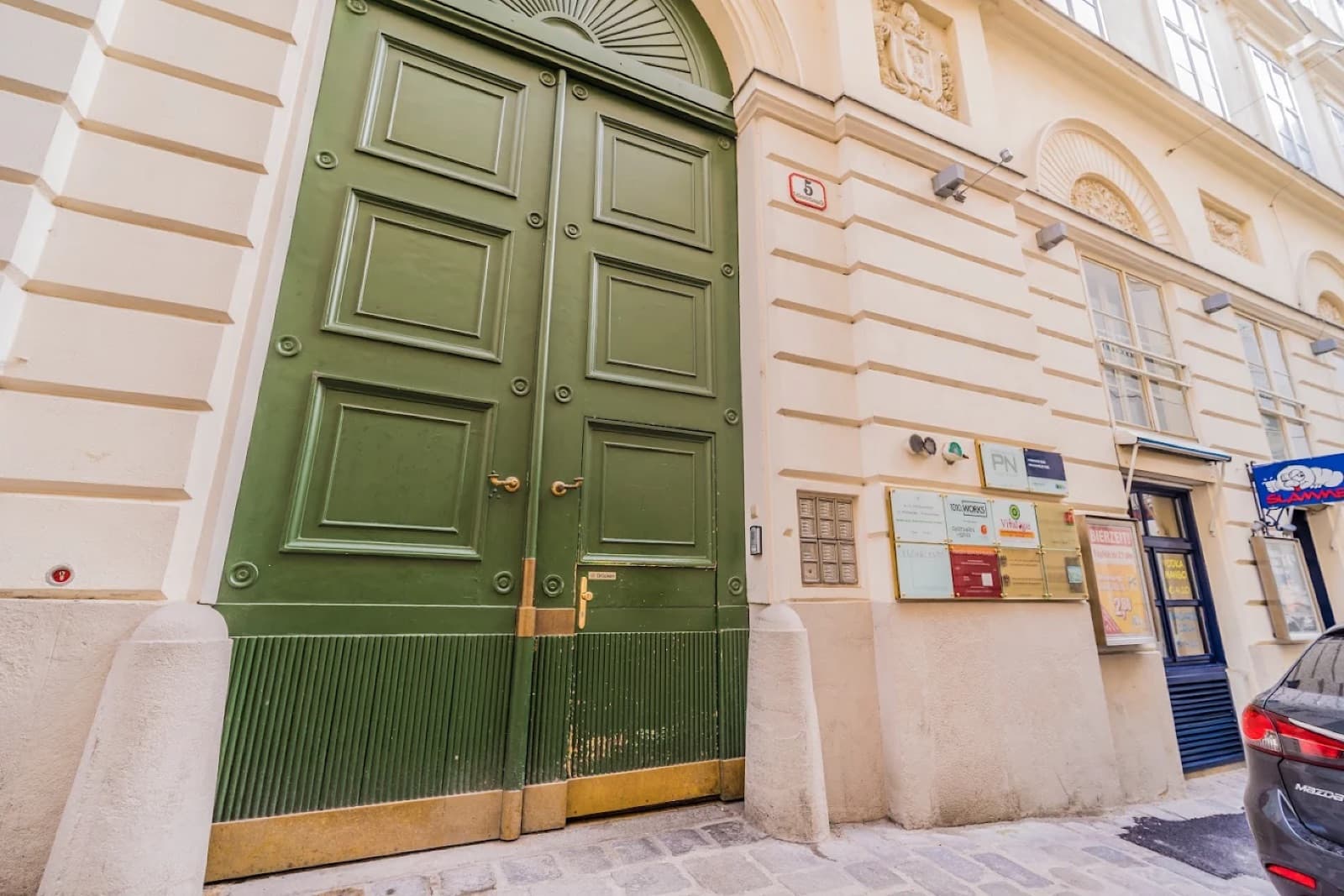 Historisches grünes Eingangsportal der Seitenstettengasse 5