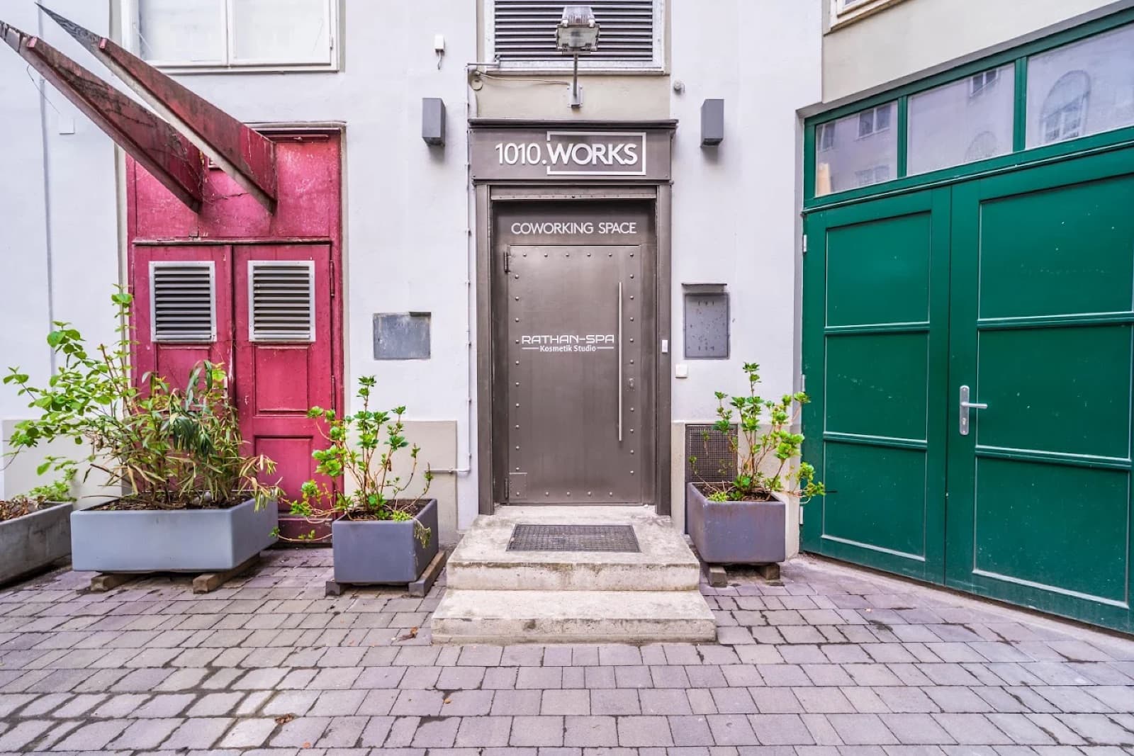 Eingang zum 1010.works Coworking Space im Hof